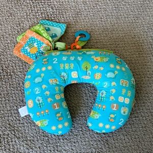 New (NWOT) Tummy Time Mini Boppy with Toy & Teether in Turquoise with Animals